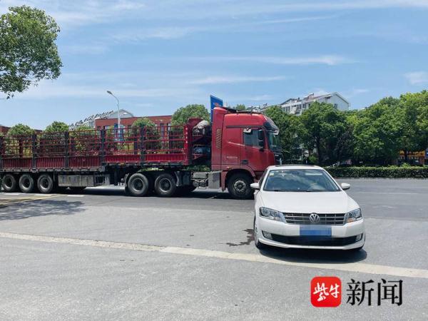 路口两车相撞,又是转弯不让直行惹的祸 路口两车相撞,又是转弯不让直行惹的祸