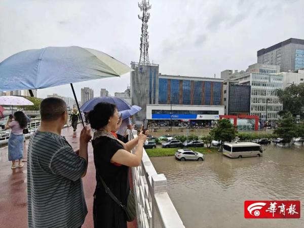 西安启动防汛Ⅱ级应急响应!商场疏散顾客,多处路面积水严重,车辆被淹…… 西安启动防汛Ⅱ级应急响应!商场疏散顾客,多处路面积水严重,车辆被淹……