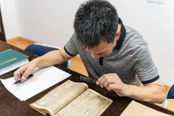 大学生接力，让这位教授有了300多双“眼睛”