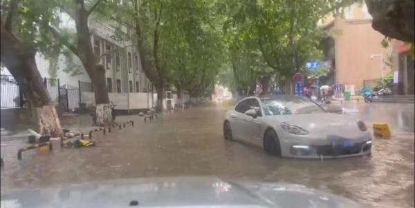 西安启动防汛Ⅱ级应急响应!商场疏散顾客,多处路面积水严重,车辆被淹…… 西安启动防汛Ⅱ级应急响应!商场疏散顾客,多处路面积水严重,车辆被淹……