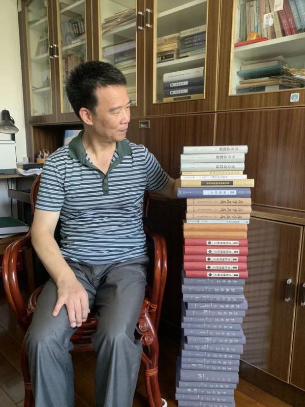 大学生接力，让这位教授有了300多双“眼睛”