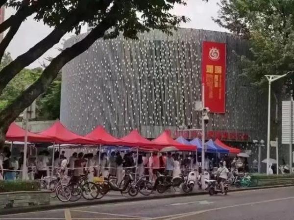 广东一地多人冒雨排队离婚？不实！其实是……