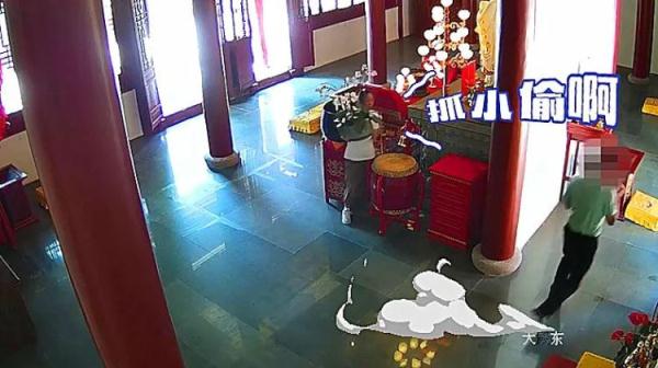 功德箱你也敢偷？上海一男子多次从功德箱里钓钱币