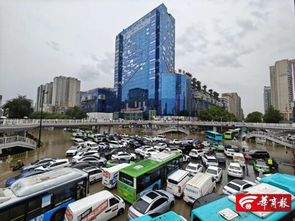 西安启动防汛Ⅱ级应急响应!商场疏散顾客,多处路面积水严重,车辆被淹…… 西安启动防汛Ⅱ级应急响应!商场疏散顾客,多处路面积水严重,车辆被淹……
