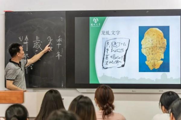 大学生接力，让这位教授有了300多双“眼睛”