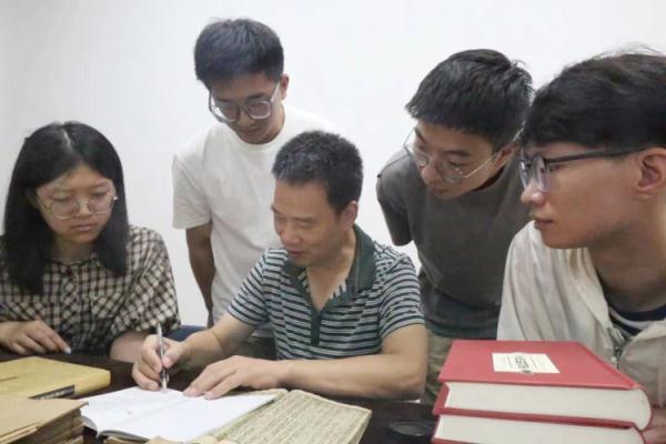 大学生接力，让这位教授有了300多双“眼睛”