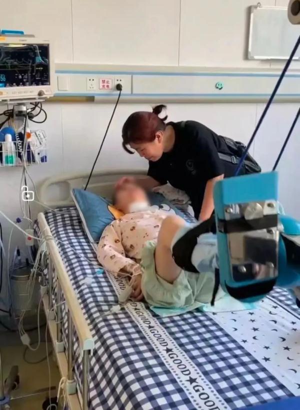 “开学了,妈妈替你去报到!” “开学了,妈妈替你去报到!”