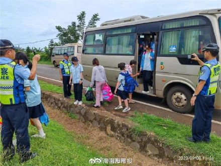 惊!海南一客车核载19人实载50人,多数为在校学生 惊!海南一客车核载19人实载50人,多数为在校学生