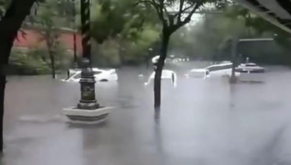 西安启动防汛Ⅱ级应急响应!商场疏散顾客,多处路面积水严重,车辆被淹…… 西安启动防汛Ⅱ级应急响应!商场疏散顾客,多处路面积水严重,车辆被淹……