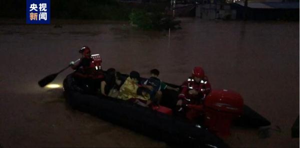 广西玉林发布暴雨红色预警 陆川、博白部分村镇出现内涝