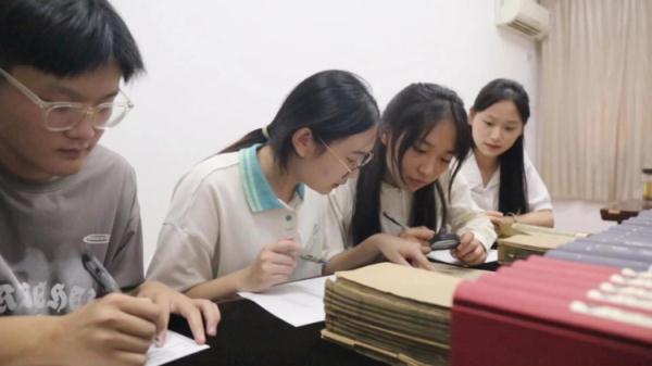 大学生接力，让这位教授有了300多双“眼睛”