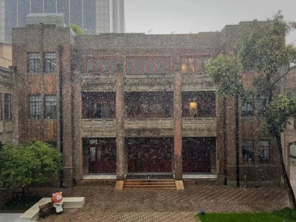上海“暴雨红色预警”再现，网友：强度非常非常大，范围特别特别小