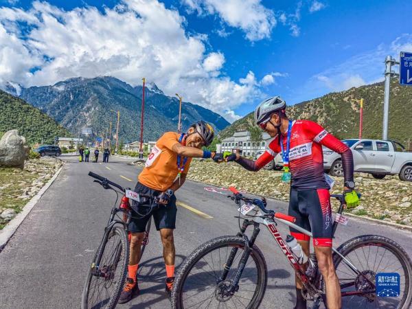 自行车环巴松措山地自行车越野竞速赛完赛