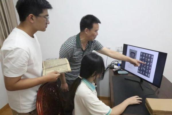 大学生接力，让这位教授有了300多双“眼睛”