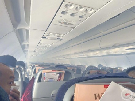 国航乘客讲述紧急撤离一幕：客舱烟雾呛鼻，落地后不让拿行李直接开跑