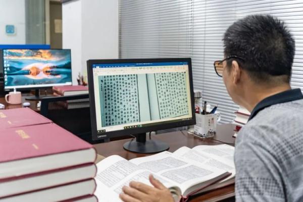 大学生接力，让这位教授有了300多双“眼睛”