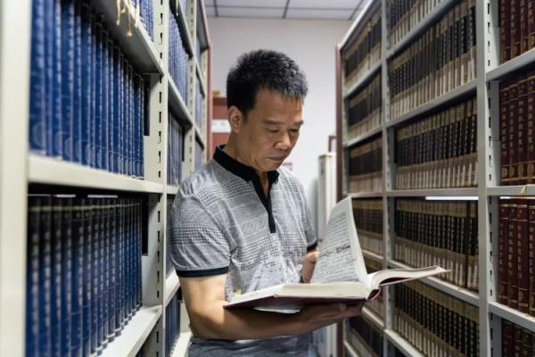 大学生接力，让这位教授有了300多双“眼睛”