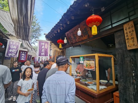 这个村一年收入十个亿，靠的是什么？