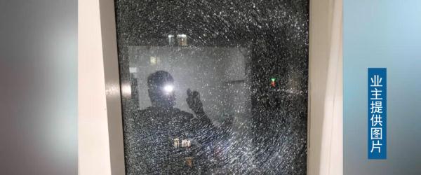 忧心！武汉一临街高层楼房玻璃自爆 业主：好怕砸到人