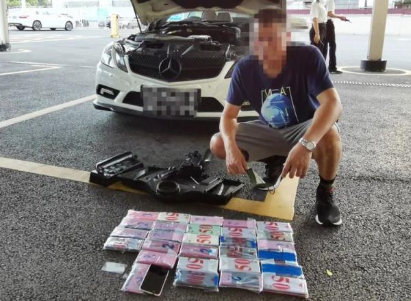 拱北海关查获一起涉嫌利用跨境客车藏匿手机56台进境案 拱北海关查获一起涉嫌利用跨境客车藏匿手机56台进境案