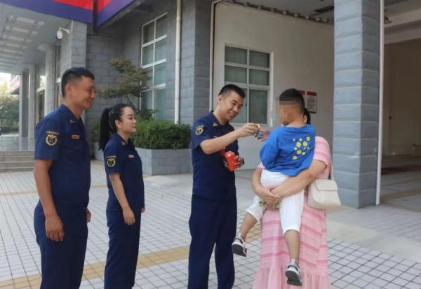 消防车出警被截停 消防员:上车,上车,快快快…… 消防车出警被截停 消防员:上车,上车,快快快……