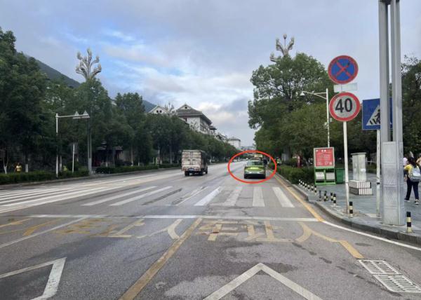 痛心！小学生被出租车撞飞致双腿骨折