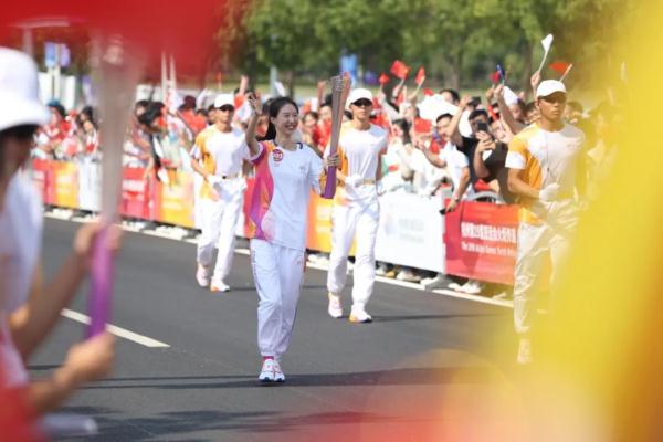 为同学挡了8刀的女孩，有了新身份！