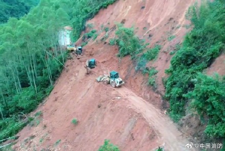 广西玉林山体滑坡救援力量搜救中