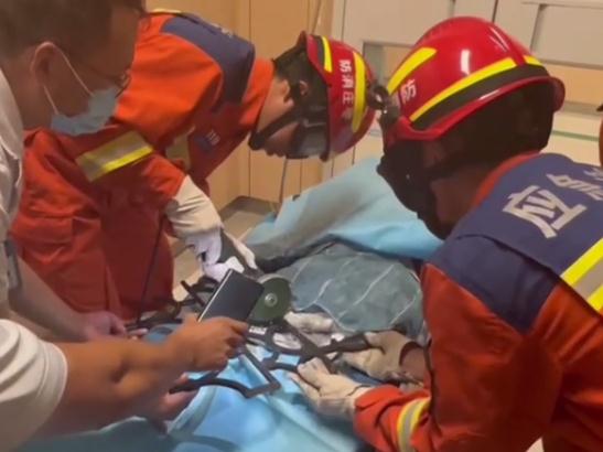消防员为男子的后“股”之忧出警两次 消防员为男子的后“股”之忧出警两次