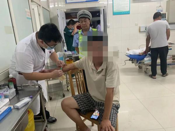 男子遇交警上演“狸猫换太子”,撞向警车! 男子遇交警上演“狸猫换太子”,撞向警车!