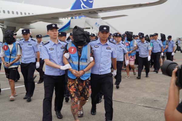 重庆警方从老挝押解18名涉诈嫌疑人回渝