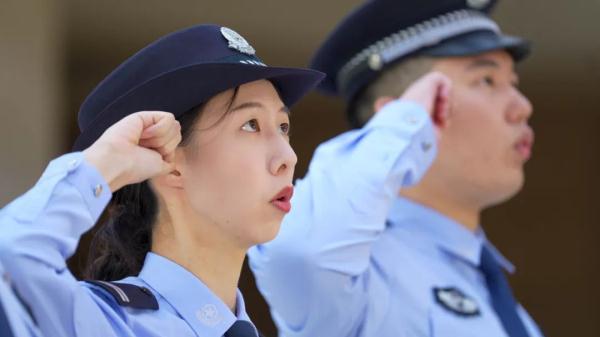是火炬手也是“挡刀女孩”，崔译文，欢迎入警！