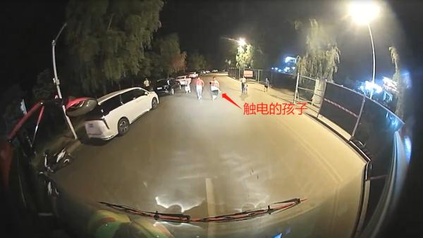 消防车出警被截停 消防员:上车,上车,快快快…… 消防车出警被截停 消防员:上车,上车,快快快……