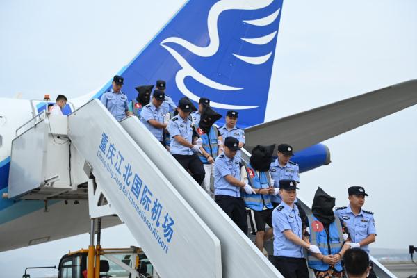 重庆警方从老挝押解18名涉诈嫌疑人回渝