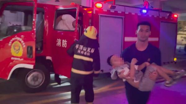 消防车出警被截停 消防员:上车,上车,快快快…… 消防车出警被截停 消防员:上车,上车,快快快……