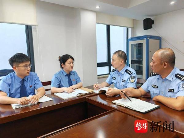 抢劫后注销身份潜逃16年,改头换面“认叔为父”终被抓! 抢劫后注销身份潜逃16年,改头换面“认叔为父”终被抓!