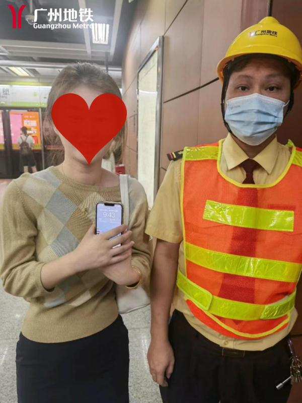 地铁站揪心一幕刷屏！女乘客痛苦哭泣，网友：担心的事情发生了…