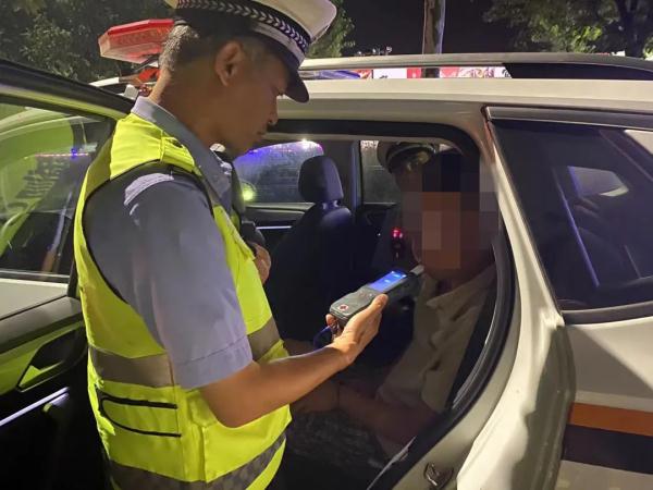 男子遇交警上演“狸猫换太子”,撞向警车! 男子遇交警上演“狸猫换太子”,撞向警车!