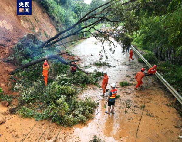 广西玉林特大暴雨来袭多条公路受损百株路树倒伏