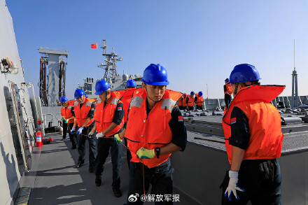 中国海军第45批护航编队起航