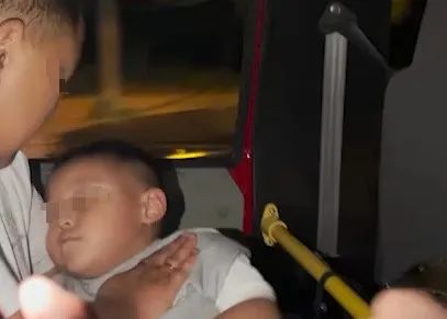 消防车出警被截停 消防员:上车,上车,快快快…… 消防车出警被截停 消防员:上车,上车,快快快……