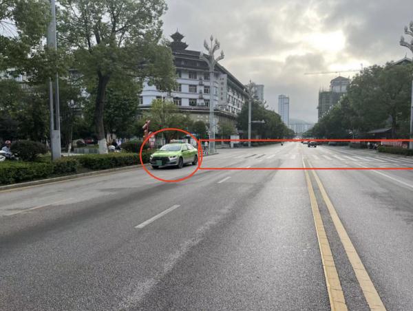 痛心！小学生被出租车撞飞致双腿骨折