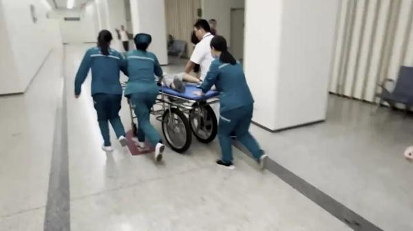 消防车出警被截停 消防员:上车,上车,快快快…… 消防车出警被截停 消防员:上车,上车,快快快……