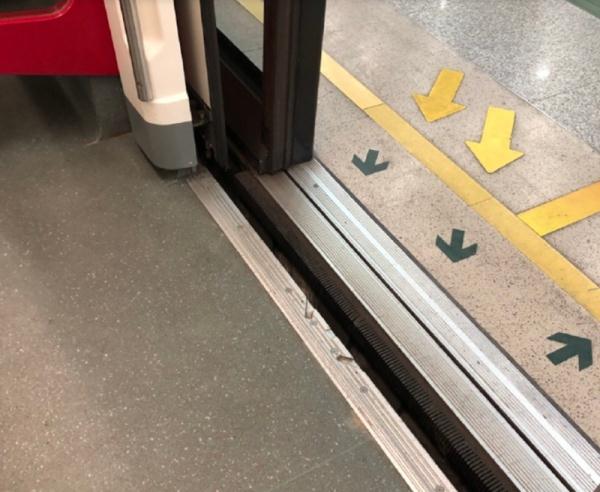 地铁站揪心一幕刷屏！女乘客痛苦哭泣，网友：担心的事情发生了…