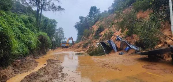 7死3失联!广西玉林山体滑坡救援仍在继续 7死3失联!广西玉林山体滑坡救援仍在继续