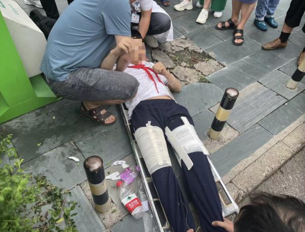 痛心！小学生被出租车撞飞致双腿骨折
