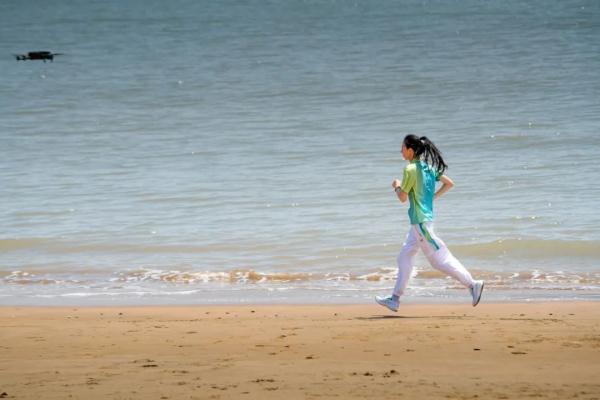 为同学挡了8刀的女孩，有了新身份！