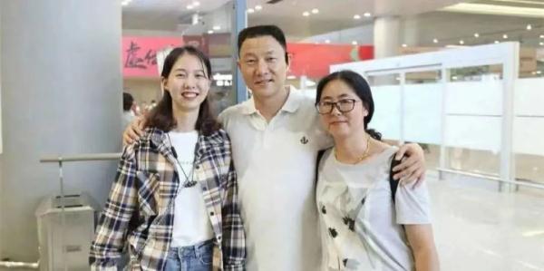 是火炬手也是“挡刀女孩”，崔译文，欢迎入警！