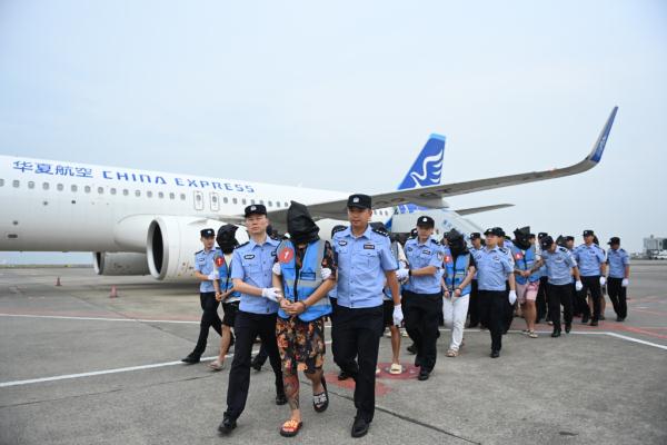 重庆警方从老挝押解18名涉诈嫌疑人回渝