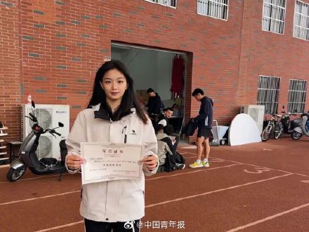 00后女生手持15本证书成亚运会裁判员